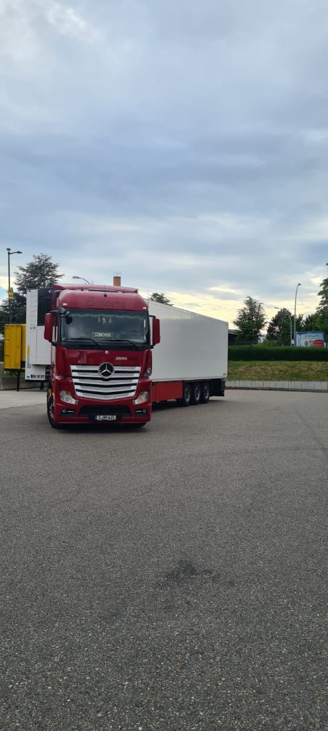 Mercedes-Benz Actros mit Kühlauflieger